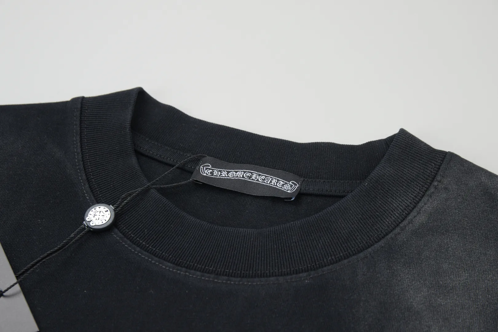 🅿️250 ✨CH✨🆕25SS spring and summer new style Croix heart✝frame letter distressed printed short sleeves Light luxury essential item for daily commuting for men and women Correct version Welcome to compare Detailed features · 280g 100% pure cotton double yarn jersey fabric · Custom dyed in the same vat, special thickened 32 count double-strand 1X1 thread · Colorful foaming. Ready-to-wear dyeing Then do the faded fried snowflake process, then wash it to make it look old. Common washing improves the effect · Double-needle stitching and cross-stitch process · Original main mark, washed tag, branded moisture-proof paper packaging Color: black/white/orange Size: S/M/L/XL